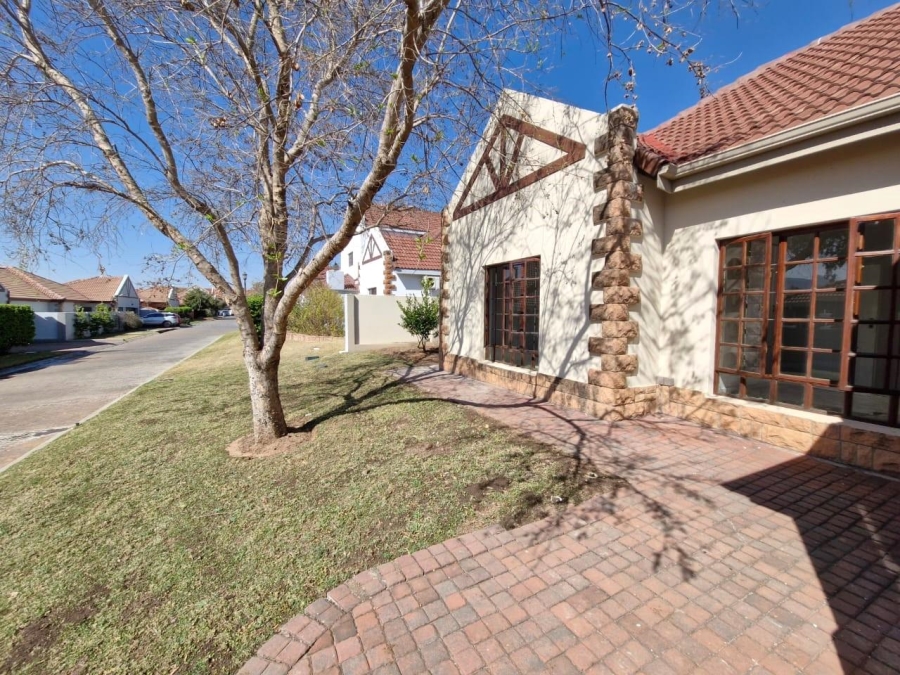 To Let 3 Bedroom Property for Rent in Meerhof North West